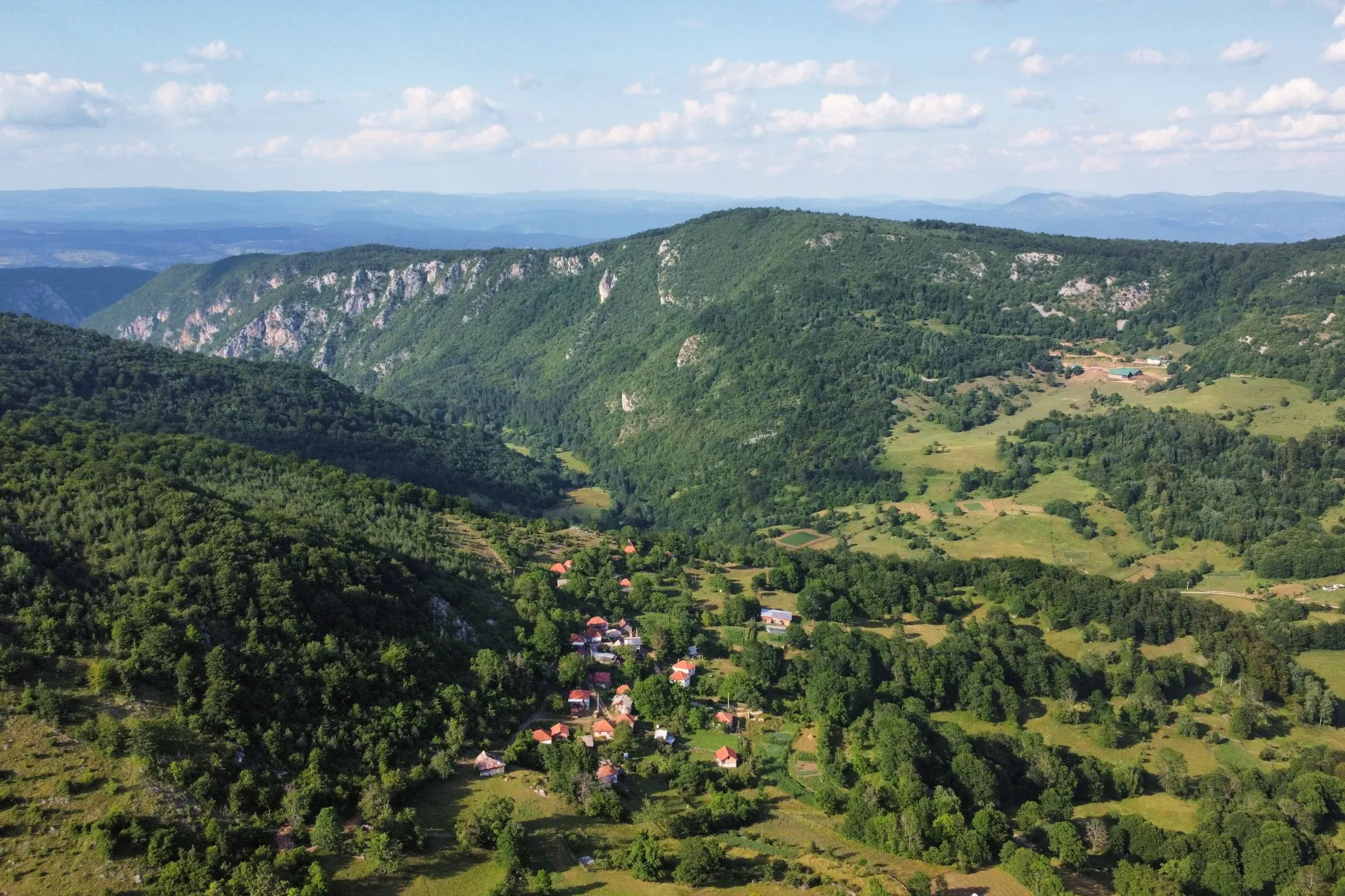 Panorama sela među brdima i šumama